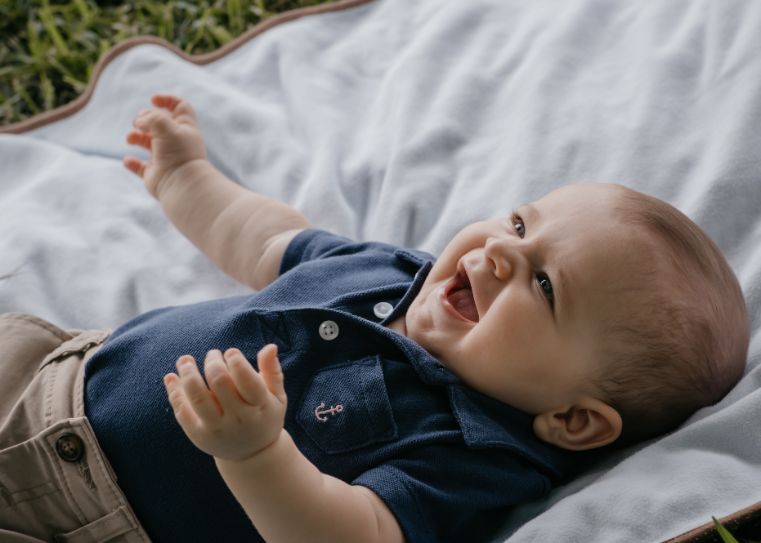 Imágen de un bebé riendo